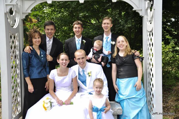 The Lindsay families at the grounds of the Washington D.C. Temple.