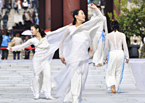 Korean dancers, Seoul temple