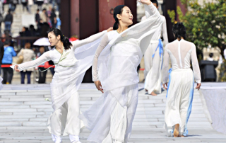 Korean dancers, Seoul temple