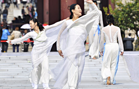 Korean dancers, Seoul temple