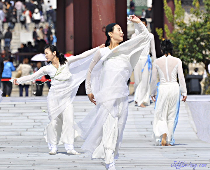 Korean dancers, Seoul temple