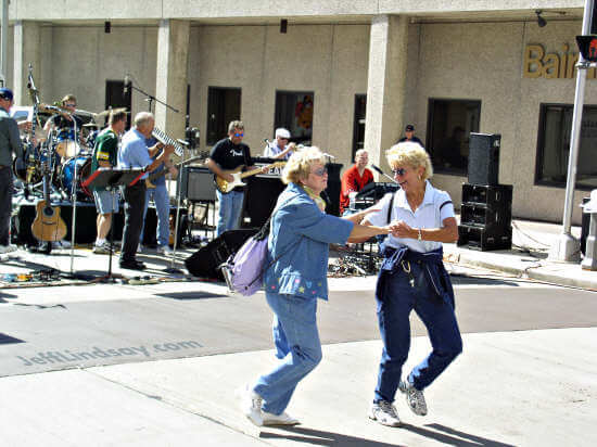 There were several spontaneous outbreaks of polka at Octoberfest, partly fomented by overt polka music from one band. This was just east of the Radisson Paper Valley Hotel.