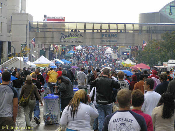 Crowds remain even in the rain.