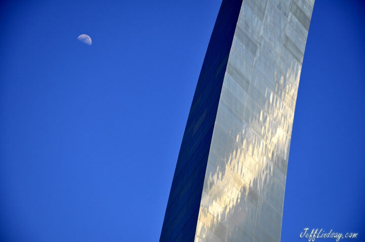 The Arch in St. Louis and the moon, 2010.