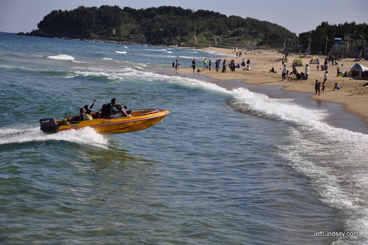 On the east coast of Korea, a high-speed boat approaches the shore. It seemed to survive.
