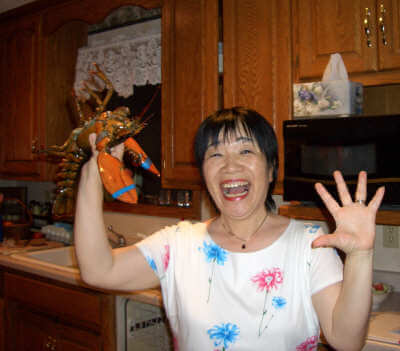 Keiko holds the first lobster ever to enter the Lindsay home. She is amazed at how inexpensive lobster is here.
