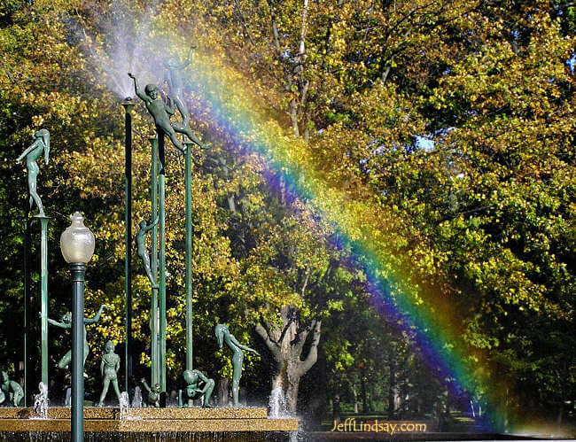 Distant view of the sculpture with active fountain, Sept. 27, 2006.