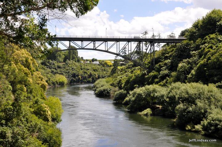 New Zealand: railway bridge, Leamington