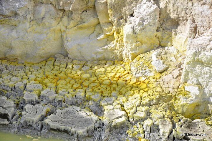 New Zealand: sulfur discharge